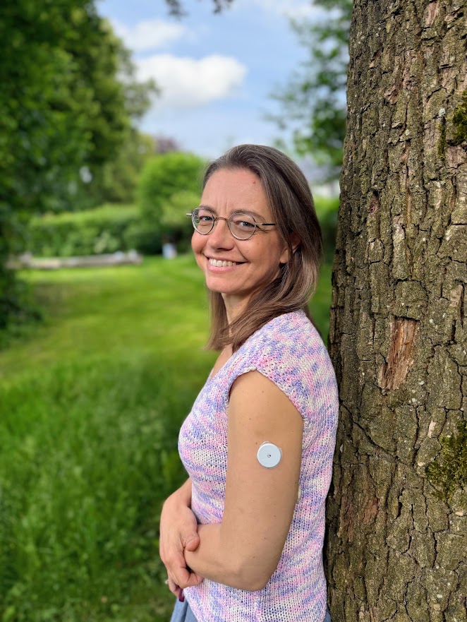 Anna Nicolaou, certified nutrition counsellor and blood sugar specialist, in an outdoor portrait.